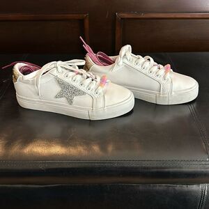DIY GG sneakers comes with sparkly laces